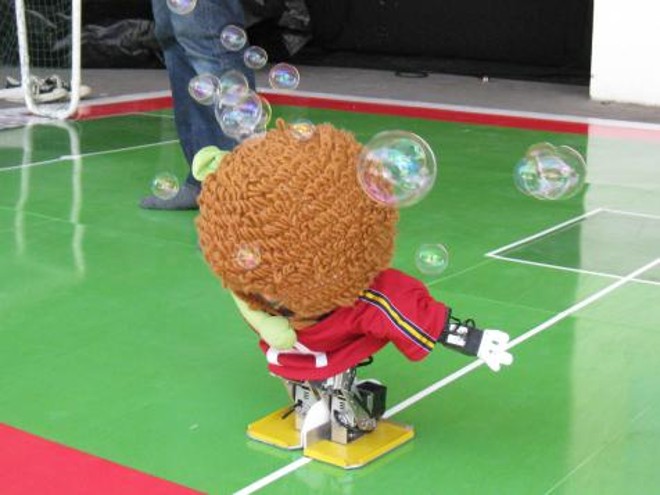 Afuro é um simpático robô em estilo afro que canta e dança | 