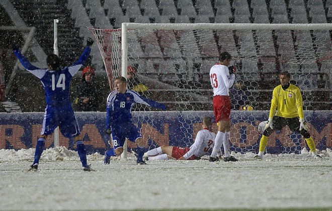 Com muita neve, a Eslováquia bateu fora de casa a Polônia e vai à primeira Copa. Acima, torcida suíça festeja a classificação | 