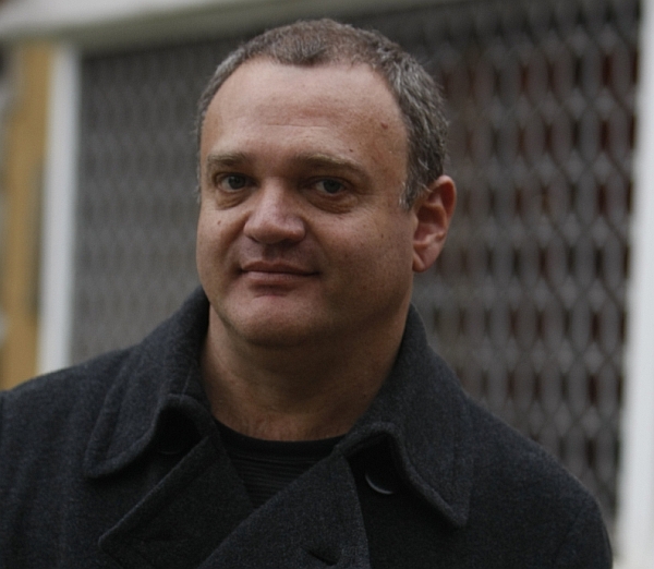 É inevitável - O governo fazer parcerias Ao invés da Paraná Educativa contratar pessoas para fazer, por exemplo, filmes e dramaturgia, seria mais interessante que fossem feitas parcerias. Do governo, com produtores independentes. Há muitos cineastas reconhecidos em atividade no Paraná. As emissoras comerciais, como a Globo, já estão fazendo parcerias com produtoras. Se a Educativa fizesse isso, todos sairiam ganhando, a emissora, os produtores e o público. Fernando Severo, cineasta | Marcelo Elias/ Gazeta do Povo