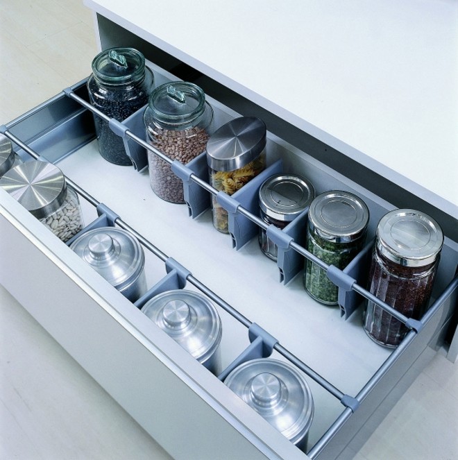 Os mantimentos ficam separados por divisórias em um gavetão da Dell Anno |