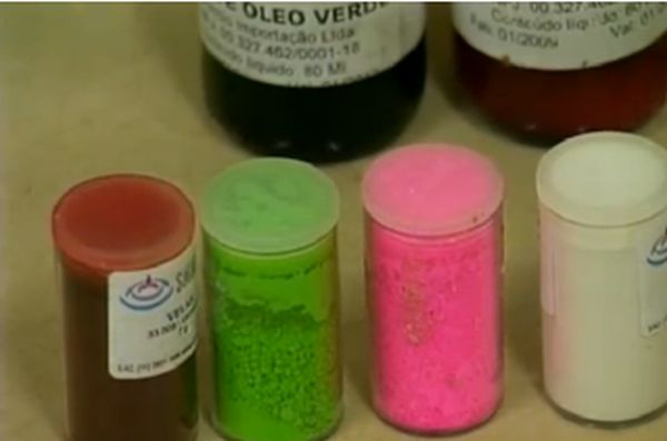 Corantes e essências eram usadas para mudar a cor e o cheiro da droga | Reprodução / TV Globo