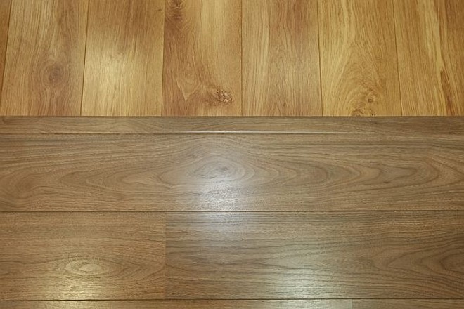 Colocado no sentido vertical está o Durafloor Studio, cor Carvalho Malta. O outro piso é da linha Durafloor Vintage, cor Nogueira Bali |