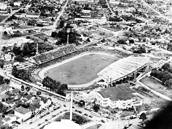 O crescimento de Curitiba pela ótica do Alto da Glória: no fim dos anos 60, o Belfort Duarte destoava de uma região repleta de casas e com inúmeras áreas verdes | Arquivo / Gazeta do Povo