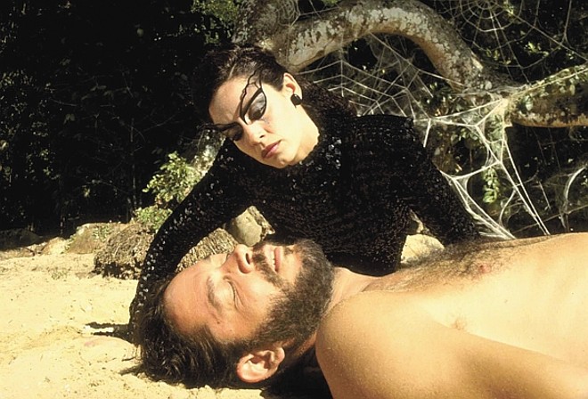 A brasileira Sônia Braga e Raúl Julia em cena do premiado O Beijo da Mulher Aranha |