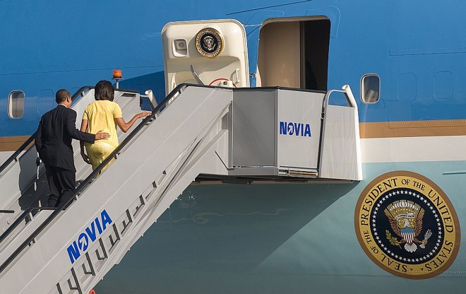 Barack e Michelle Obama embarcam no Air Force One de volta para os Estados Unidos: Chicago caiu já no primeiro turno | 
