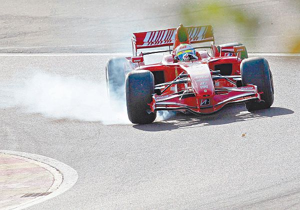 Felipe Massa frita os pneus no seu reencontro com um carro de Fórmula 1, dois meses e meio após o acidente da Hungria | Giampiero Sposito/Reuters