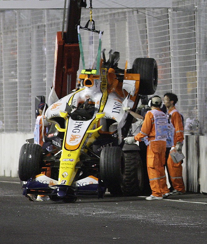 Carro de Nelsinho Piquet após o acidente de Cingapura em 2008 |
