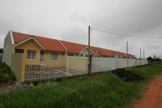 Casas entre 40 e 70 metros quadrados são o carro-chefe do mercado de SJP. Essas estão no bairro Borda do Campo, próximo da Renault |