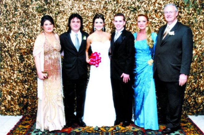 Ela filha de Eliza (Harumi) e Moacir Piovesan e ele, dos queridos amigos Regina (Fischer) e Orlando Pessuti, casaram-se em bela cerimônia no Iguaçu Eventos, onde os convidados foram recepcionados. Destaque para a belíssima decoração do local e para a elegância de Regina, muito elogiada em vestido turquesa |