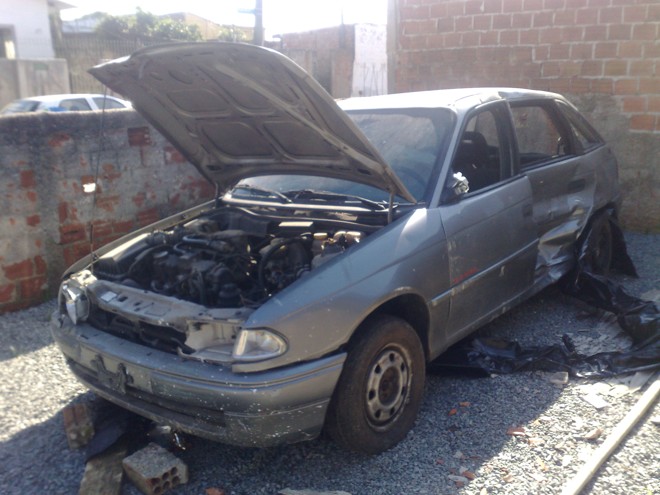 Outros dois carros também estavam na residência. Segundo a polícia, eles não possuem alerta de roubo | 