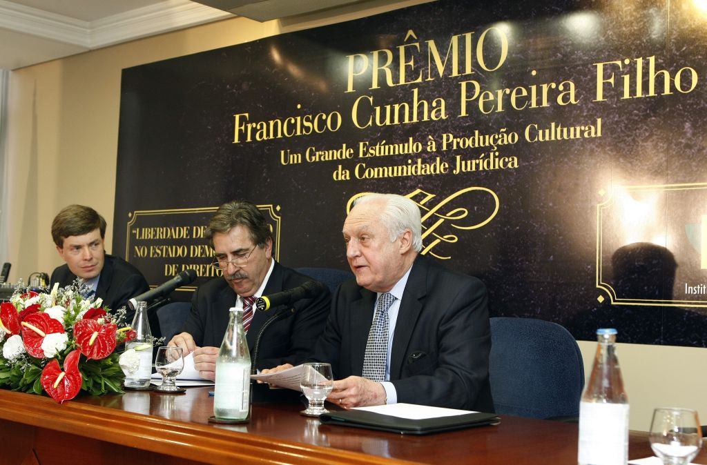 Da esquerda para a direita: o diretor da Rede Paranaense de Comunicação (RPC) Guilherme Döring Cunha Pereira, filho do homenageado; o advogado José Lúcio Glomb, presidente do IAP; e o advogado René Ariel Dotti, membro da comissão julgadora | Rodolfo Bührer/ Gazeta do Povo