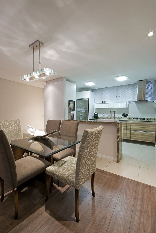 Contraste de tons entre o piso laminado e porcelanato no projeto desenvolvido pelas arquitetas de Marina Canhadas e Sabina Bottarelli | 