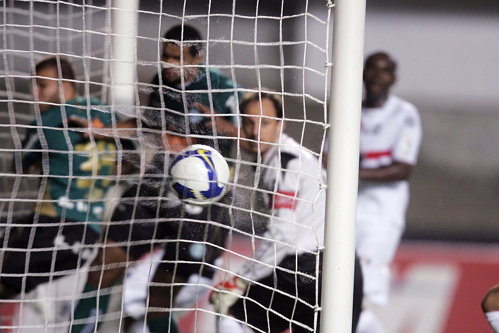 Para a história: titular do São Paulo há mais de uma década, Rogério Ceni vê a bola chutada por Marcelinho em escanteio estufar a rede do Morumbi | Jose Patricio/Agência Estado