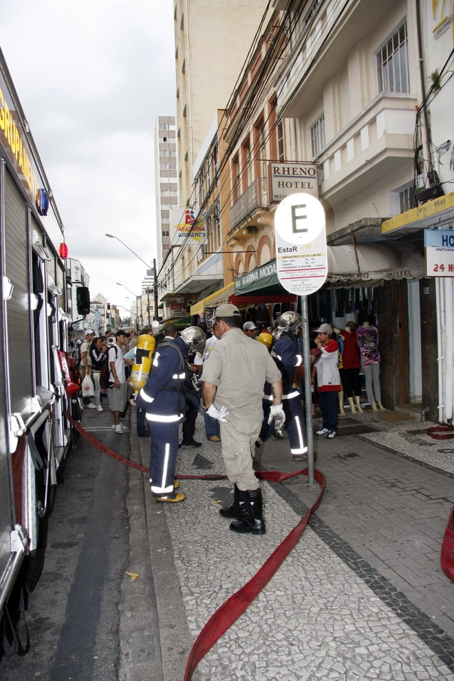Corpo de Bombeiros isolou a área |