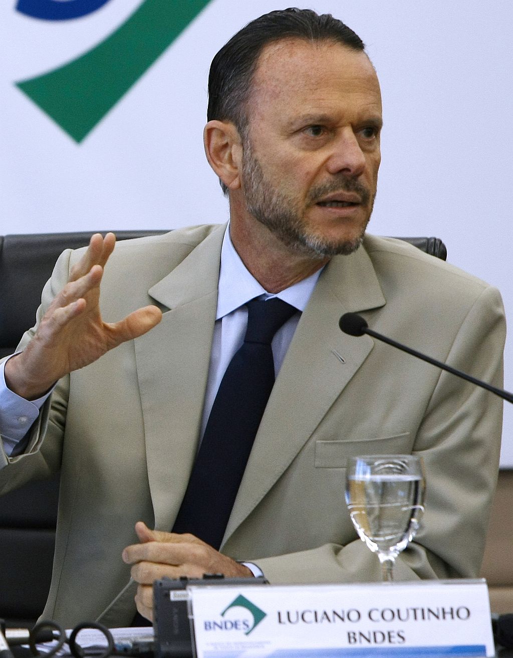 Coutinho, do BNDES: é preciso investir mais para crescer de forma sustentada | Vanderlei Almeida/AFP