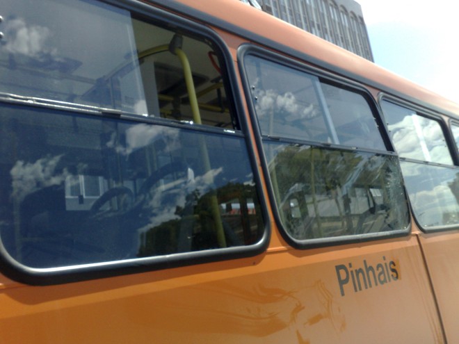 Janelas e portas foram arrebentadas pelos vândalos. Prejuízo de RS 6.300 só nos ônibus. Ainda não foram contabilizados os prejuízos em termimnais de Curitiba e região | 