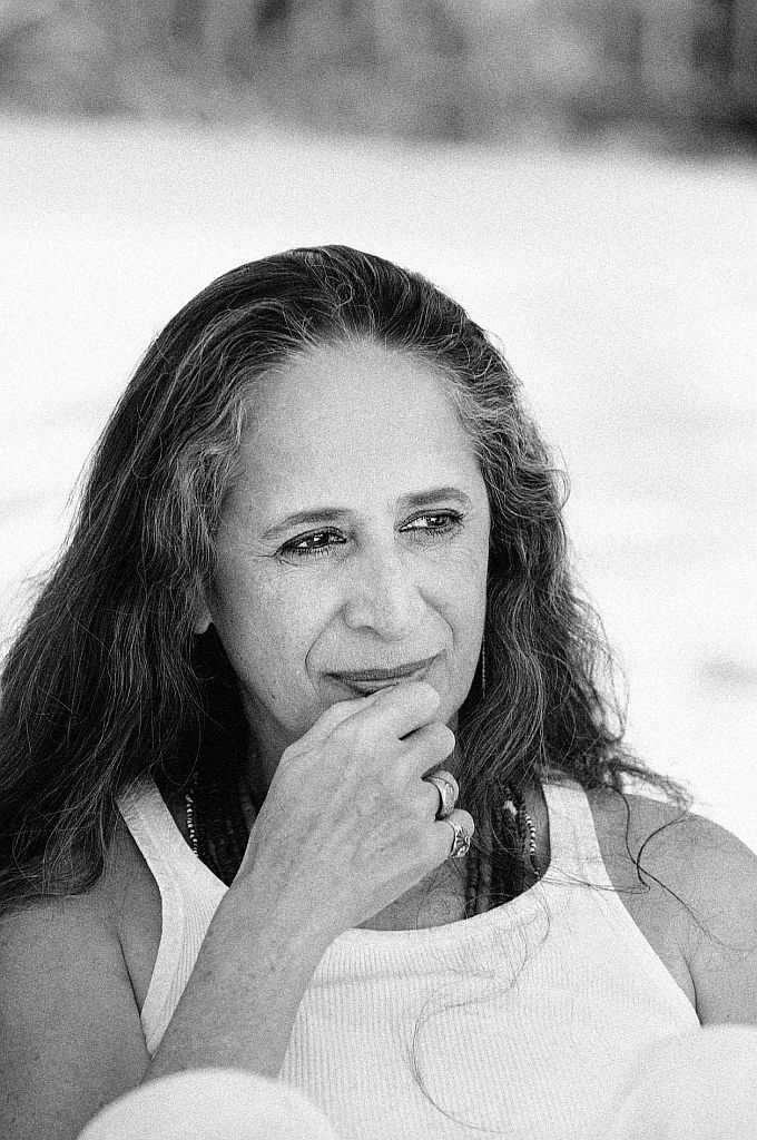 Quando nasci, meus pais já estavam cansados de todo verão ir para a praia. Ainda íamos, mas por um menor período. Eles me mandavam para a fazenda. Peguei os dois lados: mar e roça, a música caipira e a do recôncavo baiano. Maria Bethânia, cantora | Imagens: Divulgação/Gravadora Biscoito Fino