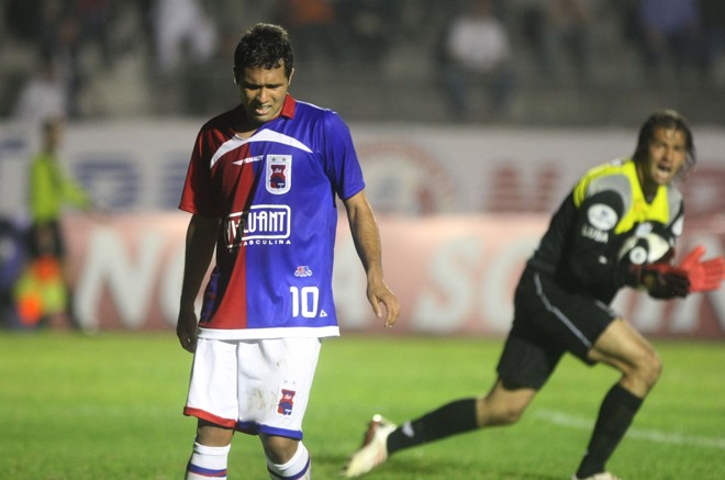 Davi se esforçou, mas sem os gols, o Tricolor acabou punido na defesa |