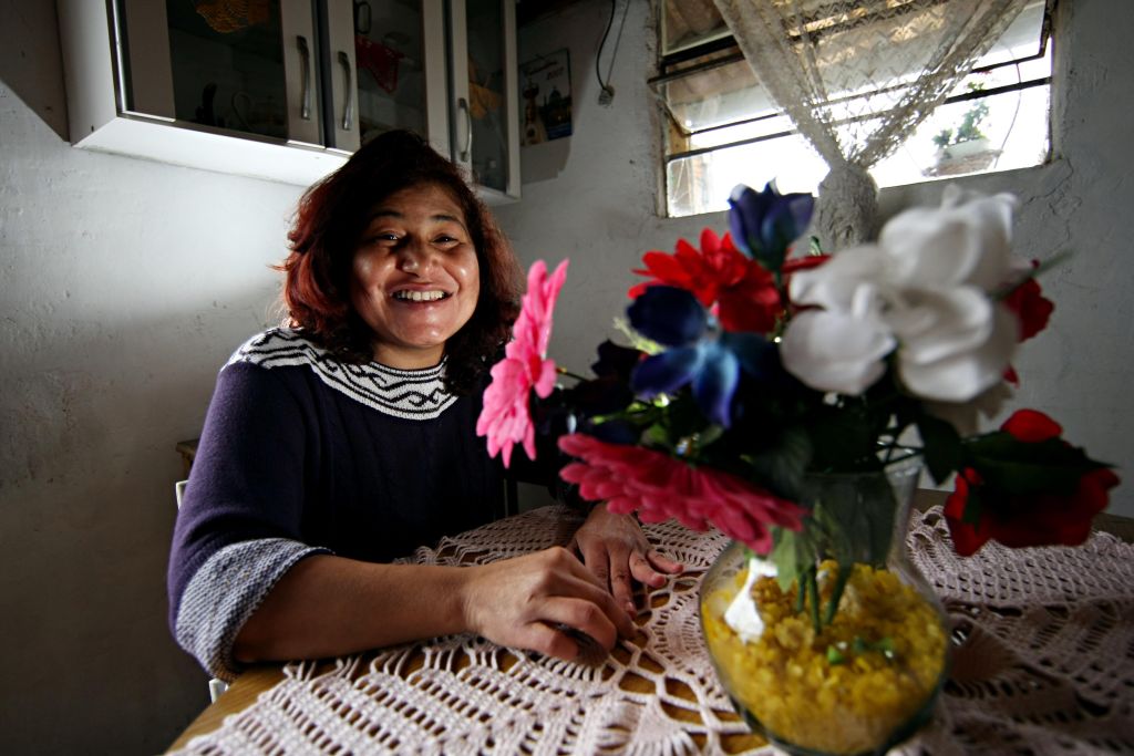 Elaine fez o transplante mais comum no país, o de rim. Ainda assim, afirma que teve sorte de ficar apenas nove meses na fila de espera: Sei, pela experiência de outros, que poderia ter demorado muito mais | Albari Rosa/ Gazeta do Povo