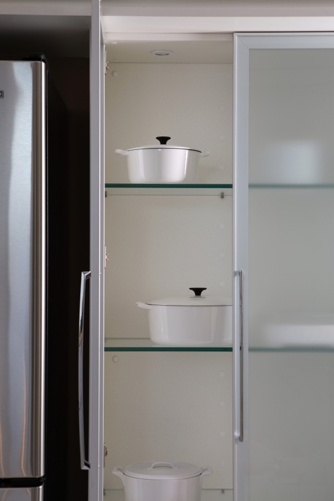 O vidro ganha destaque com o jateado na porta da Kitchens |