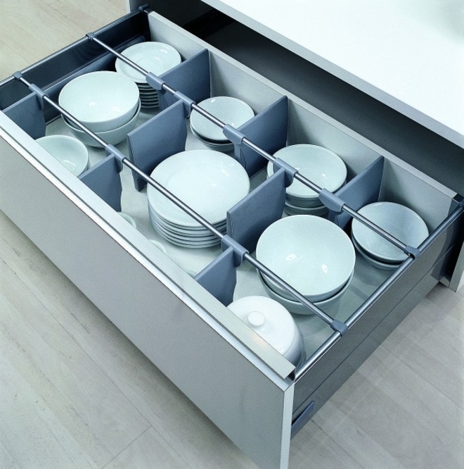 Os gavetões com divisórias da Dell Anno dão mais acessibilidade à louça |