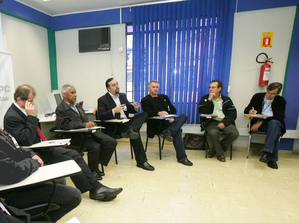 Fórum realizado ontem, na Gazeta: presença de autoridades da prefeitura, do estado e de líderes comunitários de Curitiba | Daniel Castellano/Gazeta do Povo