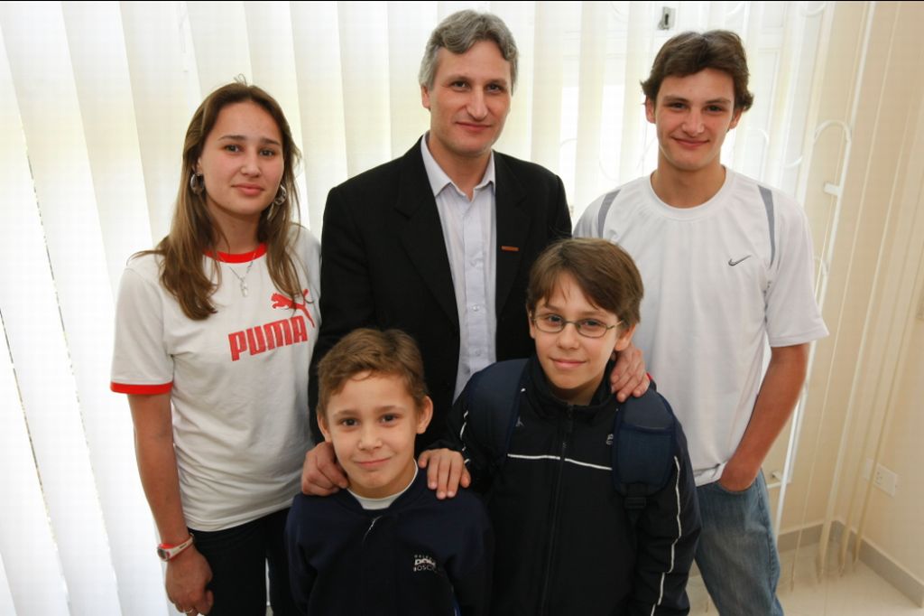 O empresário Reynaldo e os filhos (em sentido horário) Reynaldo, Tomazzo, Breno e Gyovana: 20% da renda com gastos escolares | Marcelo Elias/Gazeta do Povo