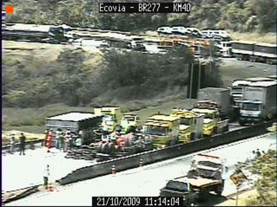 Caminhão Tomba E Bloqueia A Br 277 Por Quase Uma Hora