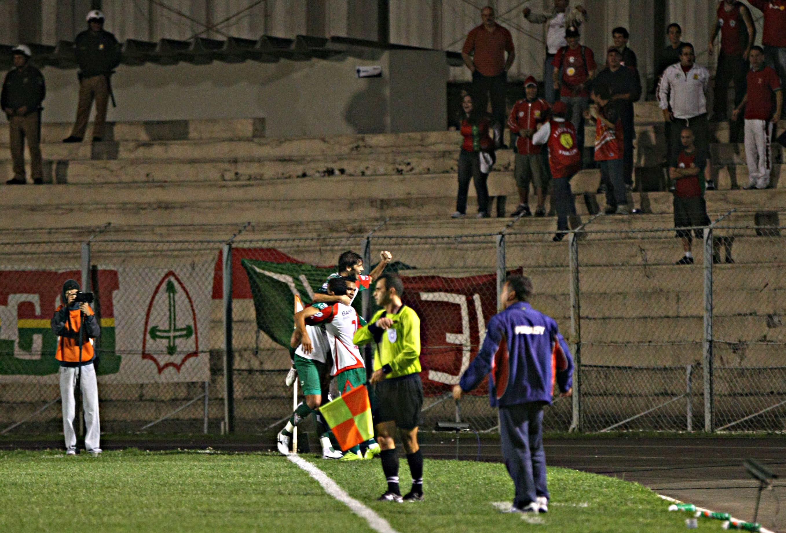 Lusa soube aproveitar falhas paranistas para marcar duas vezes e aumentam a infelicidade tricolor na Série B | Pedro Serápio / Gazeta do Povo