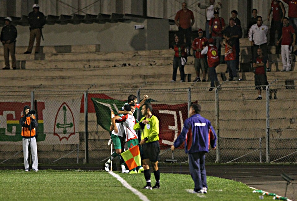 Lusa soube aproveitar falhas paranistas para marcar duas vezes e aumentam a infelicidade tricolor na Série B | Pedro Serápio / Gazeta do Povo