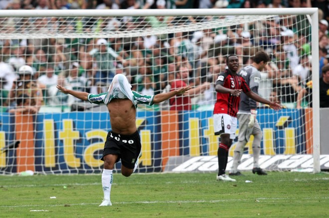 Marcos Aurélio comemorando o gol aos 46 minutos do 2º tempo. O tento garantiu a vitória Coxa |