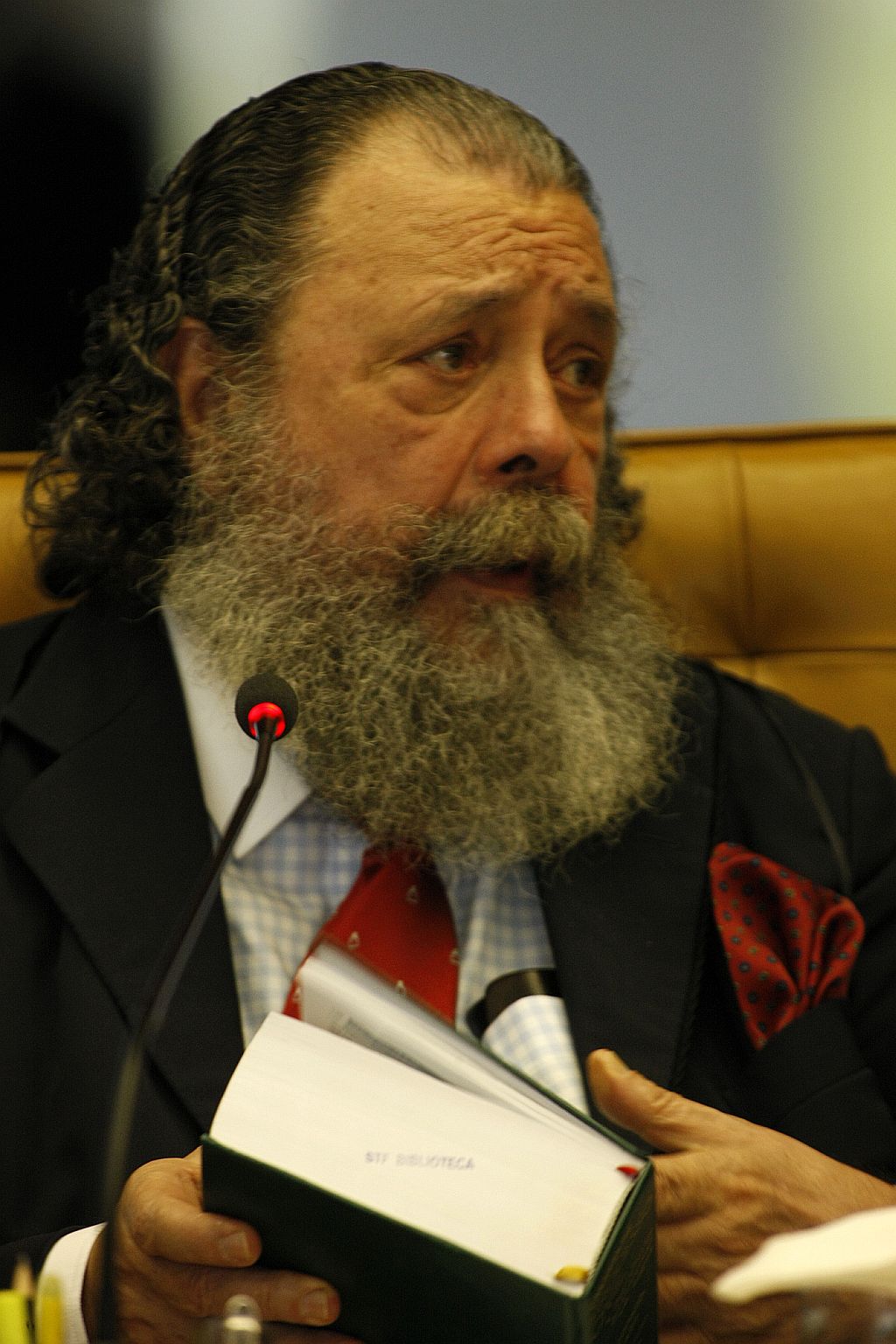 Não há absolutamente nenhuma incoerência. Dei a liminar por serenidade e prudência. O fato de ser (entendimento) há 40 ou 50 anos não significa absolutamente nada. Eros Grau, ministro do STF, defendendo o parecer contra a atribuição do TSE em julgar pedidos de cassação | Gil Ferreira/STF