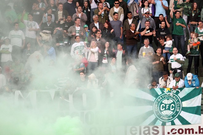 A torcida do Coritiba fez a sua parte antes... | 