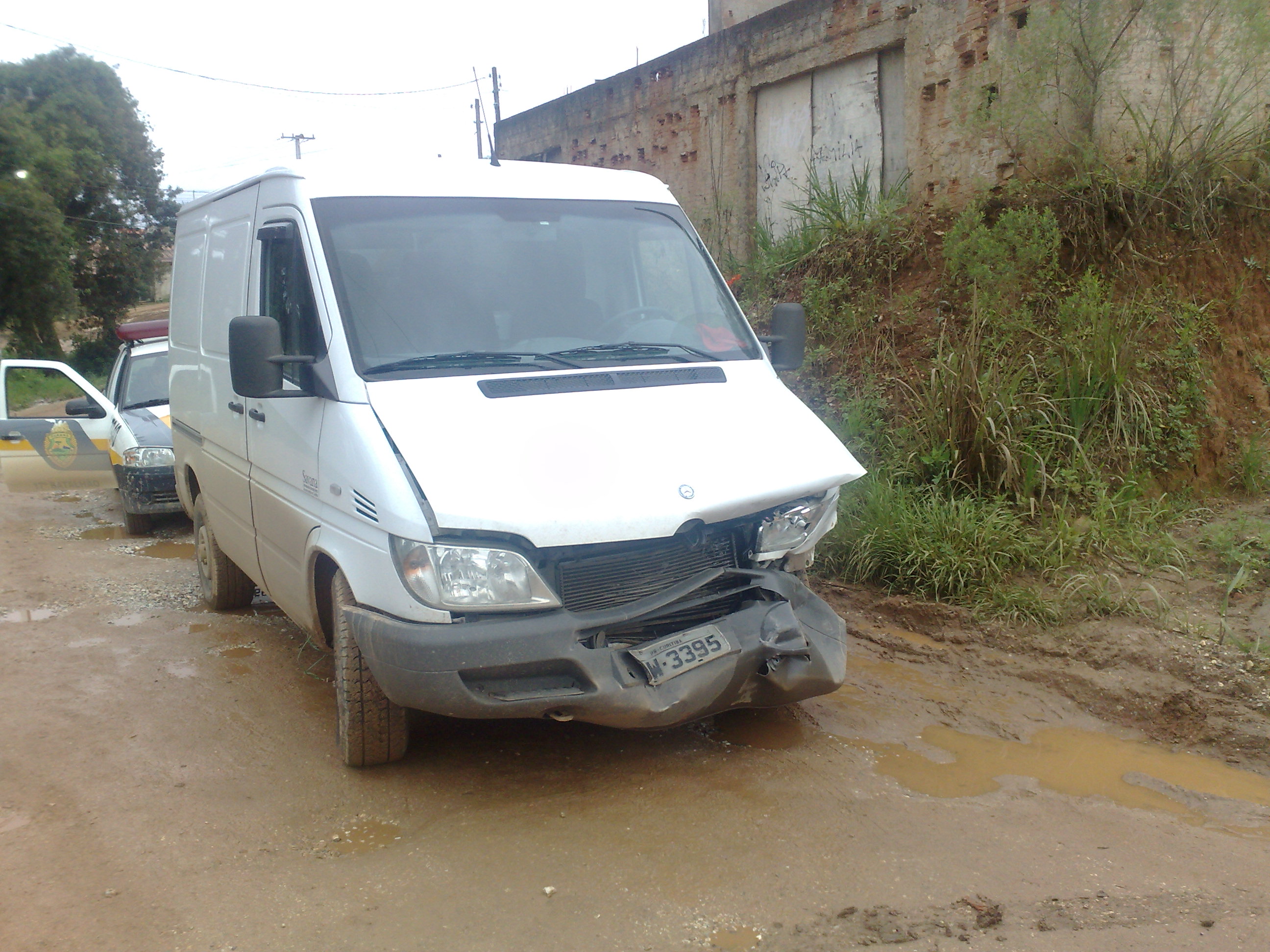 Suspeitos utilizaram um furgão para tentar fugir da polícia, mas acabaram se chocando com uma viatura da Patrulha Escolar | Adriano Ribeiro