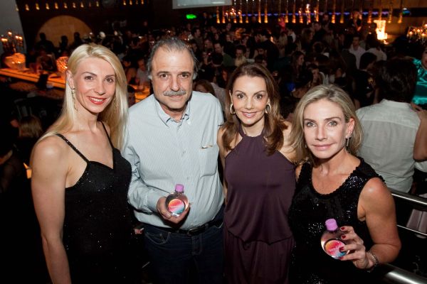 Cristina Pirv (à esq.), com o casal Zélia e Aníbal Tacla e a presidente da Associação Alírio Pfiffer, Cristiane Mocellin, na festa de lançamento do XXI Crystal Fashion, nesta segunda-feira, na Liqüe. Aníbal e Cristiane têm nas mãos a garrafinha de água mineral desenvolvida exclusivamente pela Ouro Fino para o evento | Naideron Jr.
