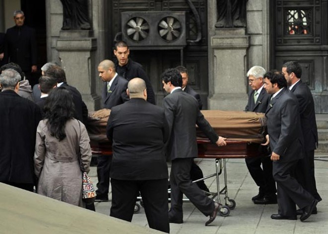 O corpo de Mercedes Sosa foi velado no Congresso. Amigos e familiares acompanham a chegada do caixão | 