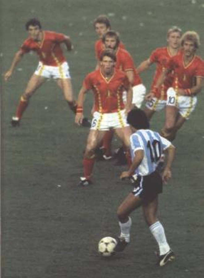 O site: Para quem comemorou a clas­­sificação argentina à Copa da Áfri­­ca do Sul, uma boa dica é ver as fo­­tos de Diego Maradona com a camisa do país vizinho. O Vivadie­­go tem um acervo interessante | 