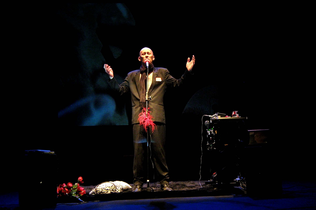 César Almeida escreveu, dirigiu e atua em Uma História de Amor e Leptospirose | Divulgação