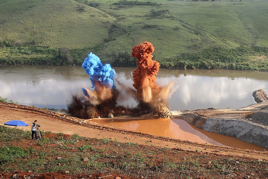 Explosão desvia o curso do Rio Tibagi, em setembro: discussão sobre a liberação da Usina de Mauá começou após a obra estar em andamento | Henry Milleo/ Gazeta do Povo