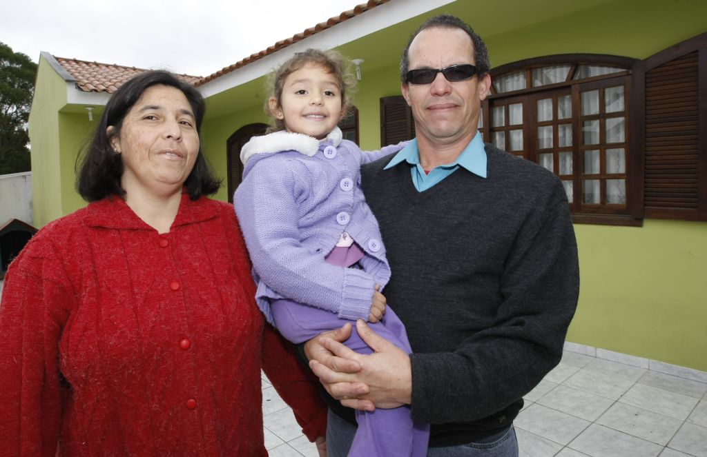 Roseli e Hamilton de Lima com a neta Bianca, de 3 anos. Em busca de tranquilidade, eles se mudaram há dois anos do Boqueirão, em Curitiba, para o bairro Afonso Pena, em São José dos Pinhais | Jonathan Campos/Gazeta do Povo