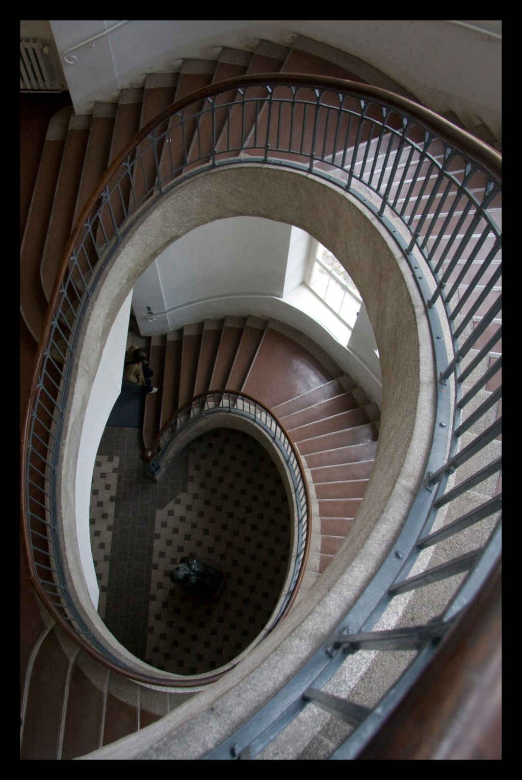 Escada em caracol compõe a estrutura do prédio da Bauhaus em Weimar | Elis Ribas/Divulgação