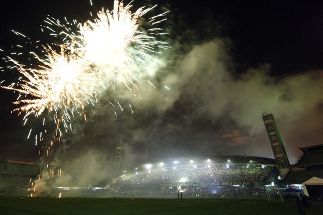 A visão do foguetório de quem estava dentro do estádio. |