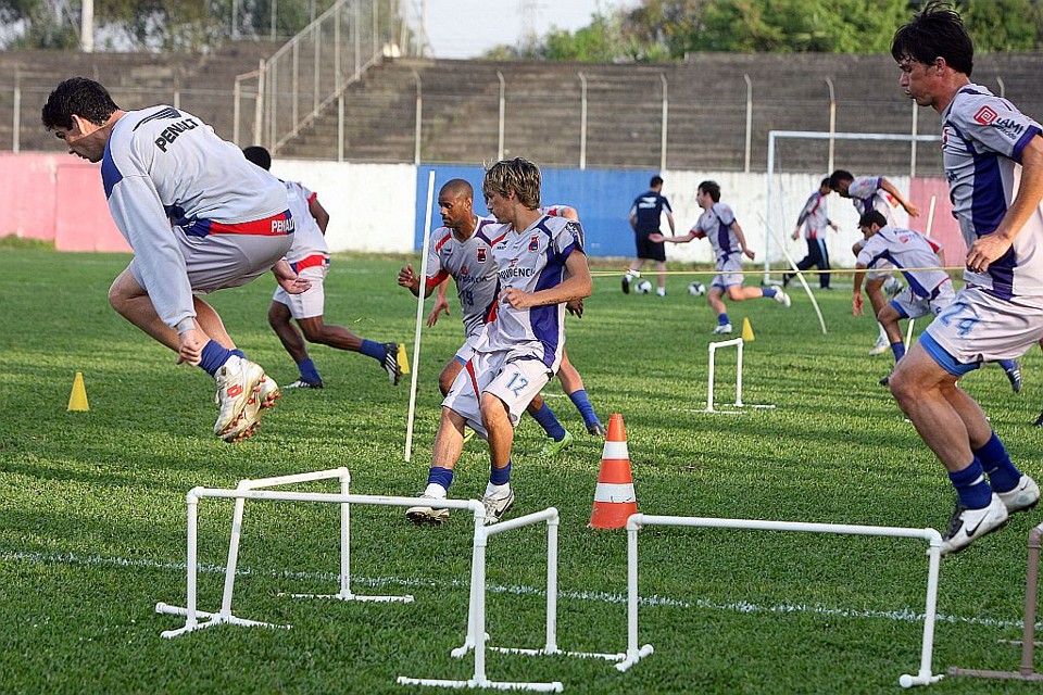 Jogadores do Paraná treinam na Vila Olímpica do Boqueirão: time tem se mostrado afoito ao tomar o primeiro gol e acaba facilitando a vida dos adversários em Curitiba | Hedeson Alves/Gazeta do Povo