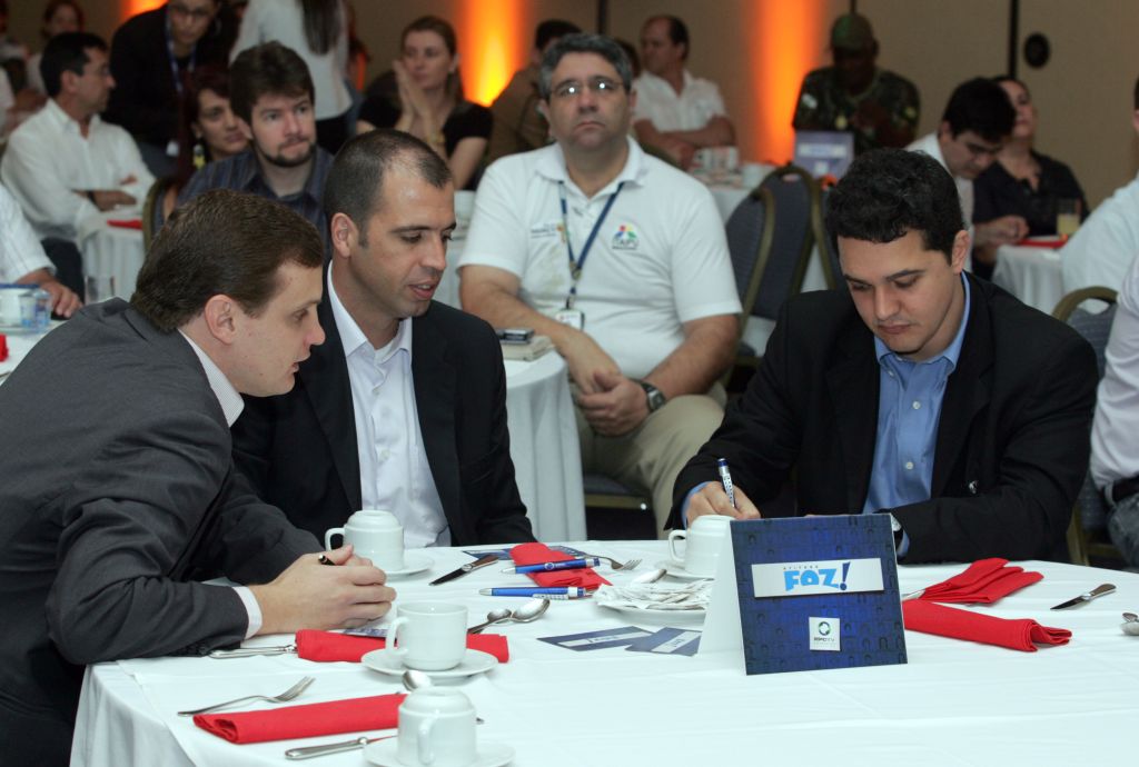 O vice-presidente da RPC Mariano Lemanski (ao centro) participou do Atitude Foz. Votação determinou áreas mais importantes | Christian Rizzi/Gazeta do Povo