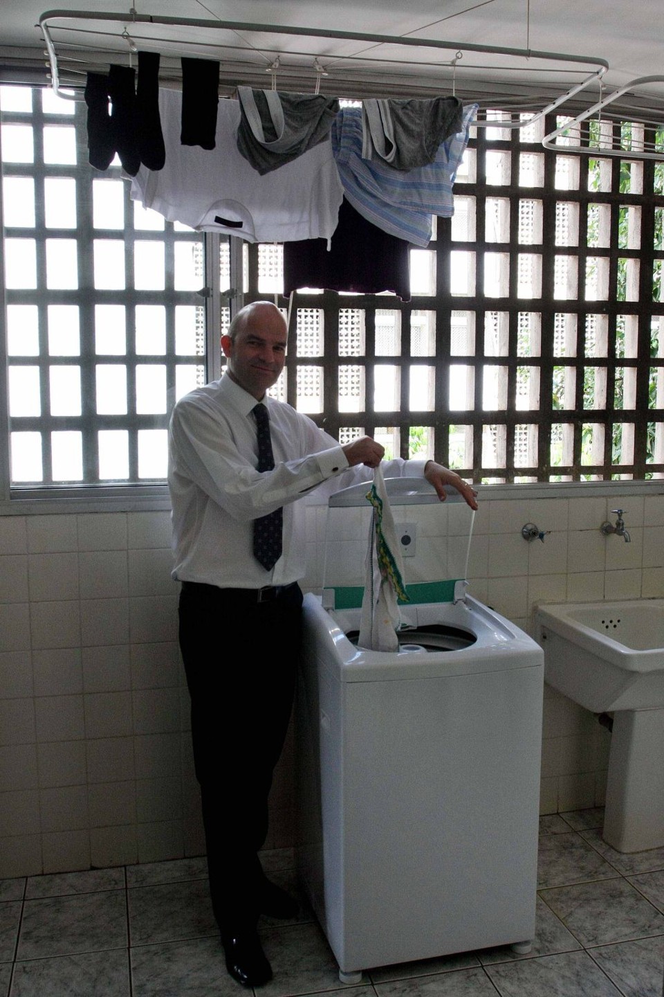 Casas enormes para pouca gente O deputado Marcelo Almeida cuida da roupa: parlamentar mora sozinho e tem poucos móveis na residência | Wenderson Araújo/Gazeta do Povo