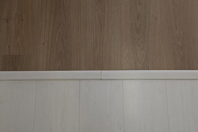 O piso mais claro é o Poliface Bliss, cor Delight. O outro é o Carvalho Creta, da Durafloor Design. No showroom da Natur Pisos |