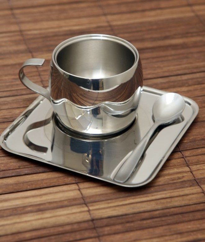 O conjunto com seis xícaras de aço inoxidável da Tramontina sai por R$ 362, na Bergerson Presentes | 