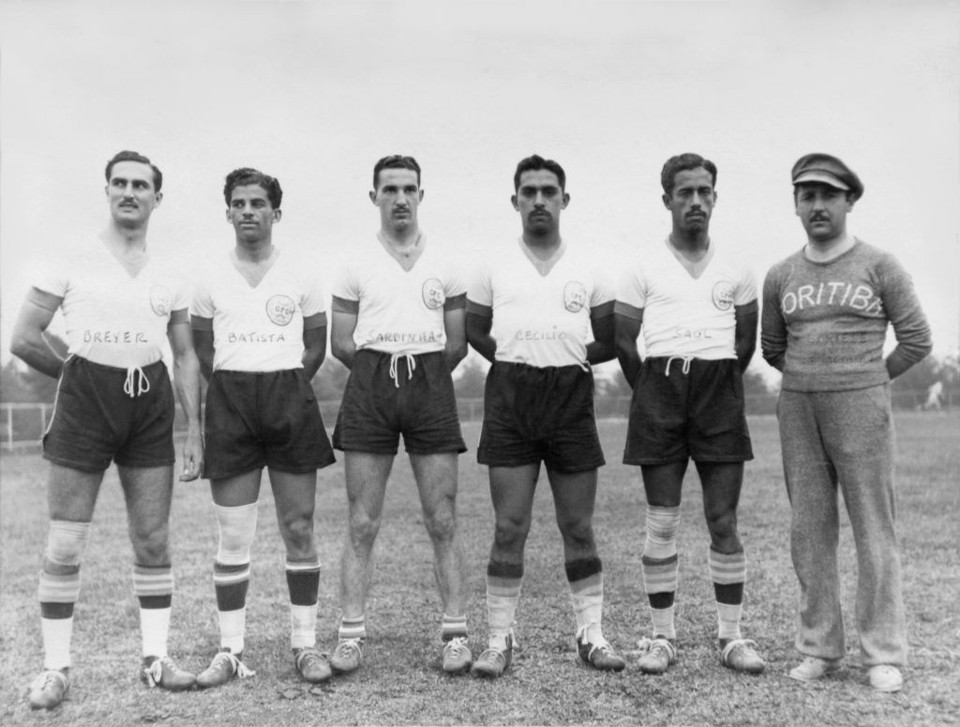 Breyer (à esq.) com Batista, Sardinha, Cecílio, Saul e o técnico Antonio Cortese, antes do amistoso com o América-RJ (17/9/1939) | Arquivo/ Coritiba