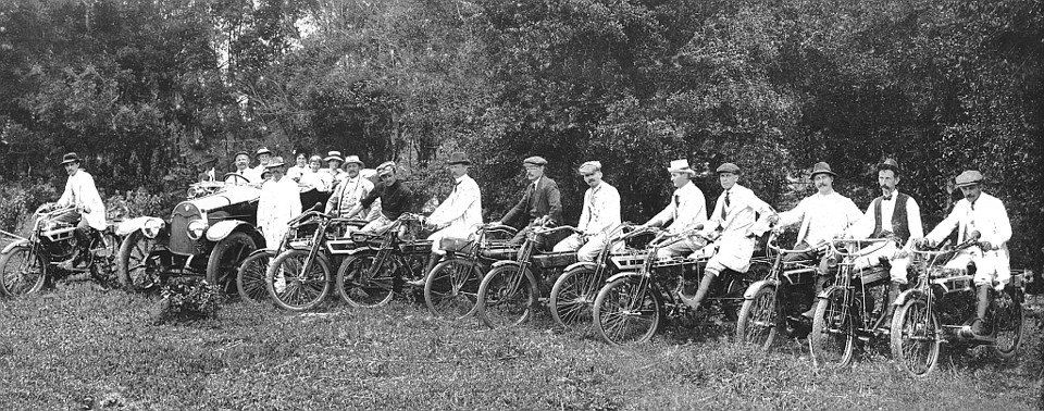 Logo após a chegada dos primeiros automóveis, entre 1900-1910, vieram as motocicletas, que o curitibano chamava de motocicle. Esse tipo de condução era preferido pelos elementos da colônia alemã, como também o eram as bicicletas |