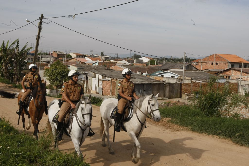 PM circula pelo Bolsão Audi-União: cavalaria esteve presente durante o dia, mas saiu do bairro à noite. Moradores reclamavam que poucas viaturas da polícia permaneceram no local | Marcelo Elias/Gazeta do Povo